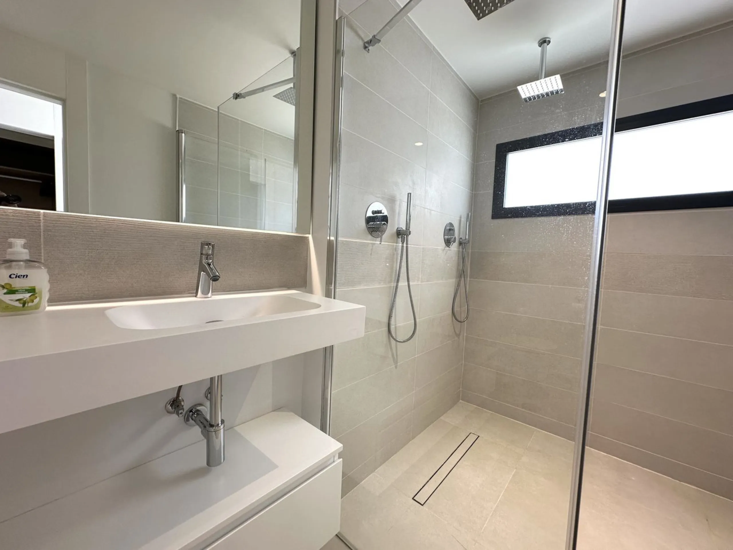 Welcome to this exclusive apartment in the highly sought-after La Reserva del Higuerón – a home that perfectly combines modern design with high comfort.