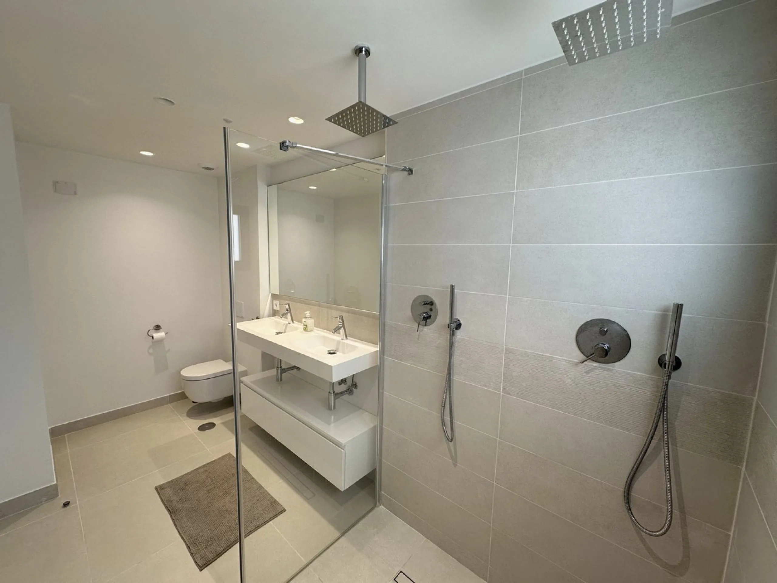 Welcome to this exclusive apartment in the highly sought-after La Reserva del Higuerón – a home that perfectly combines modern design with high comfort.