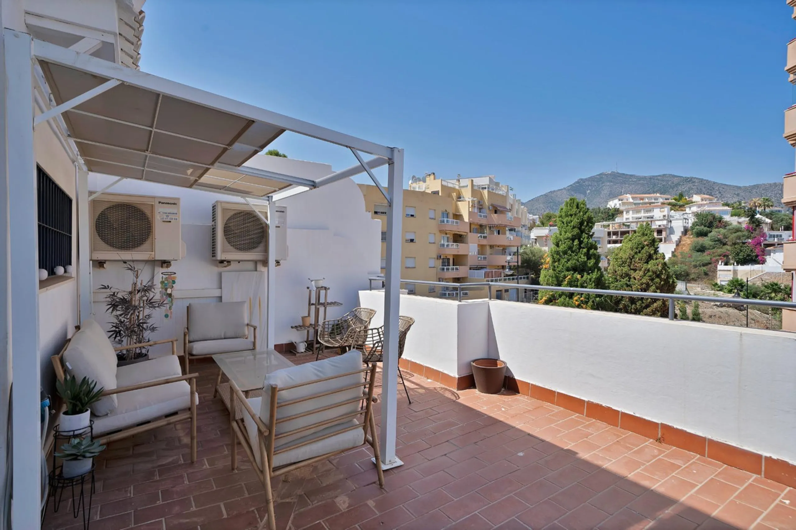 Located in the lower part of Torreblanca, one of the most highly valued areas of the Costa del Sol for its convenience and proximity to the sea, very close to the beach and without hills, this spectacular townhouse combines residential privacy with walkin