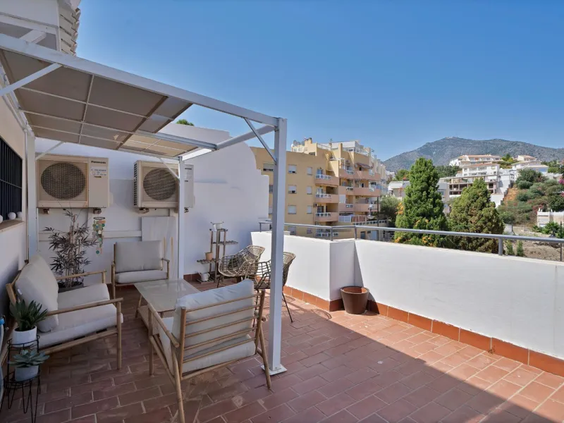 Located in the lower part of Torreblanca, one of the most highly valued areas of the Costa del Sol for its convenience and proximity to the sea, very close to the beach and without hills, this spectacular townhouse combines residential privacy with walkin