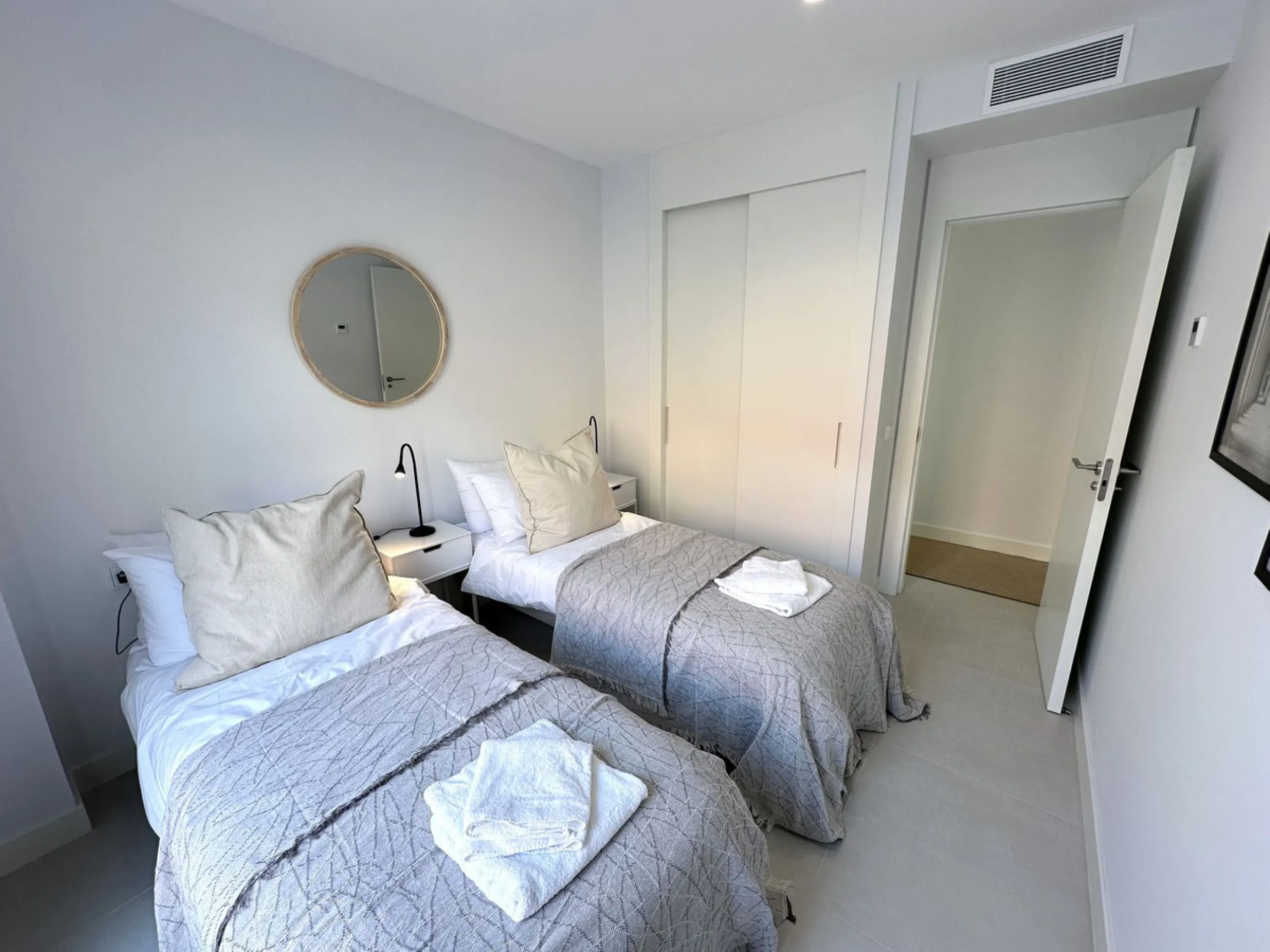 Welcome to this exclusive apartment in the highly sought-after La Reserva del Higuerón – a home that perfectly combines modern design with high comfort.