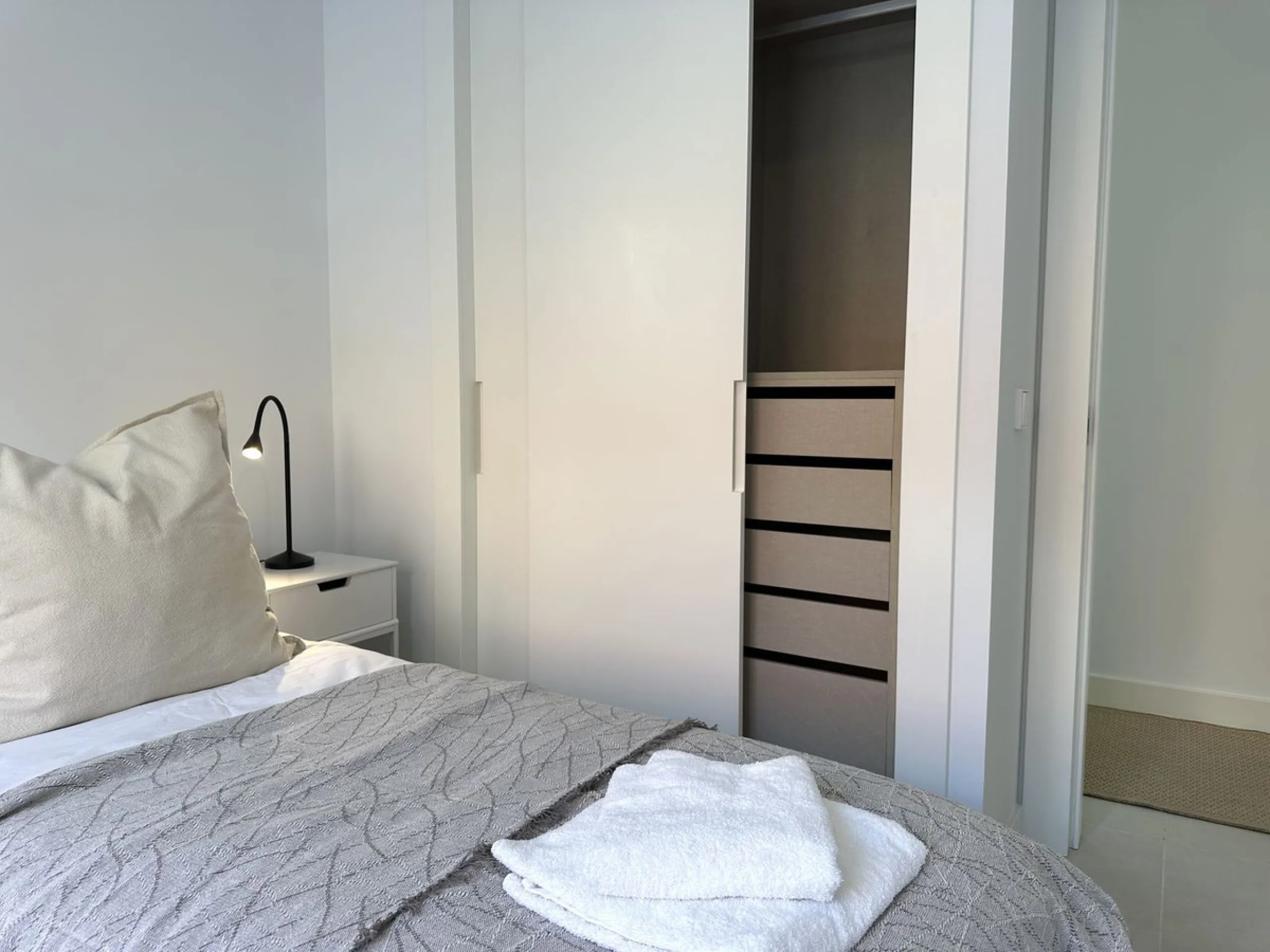 Welcome to this exclusive apartment in the highly sought-after La Reserva del Higuerón – a home that perfectly combines modern design with high comfort.