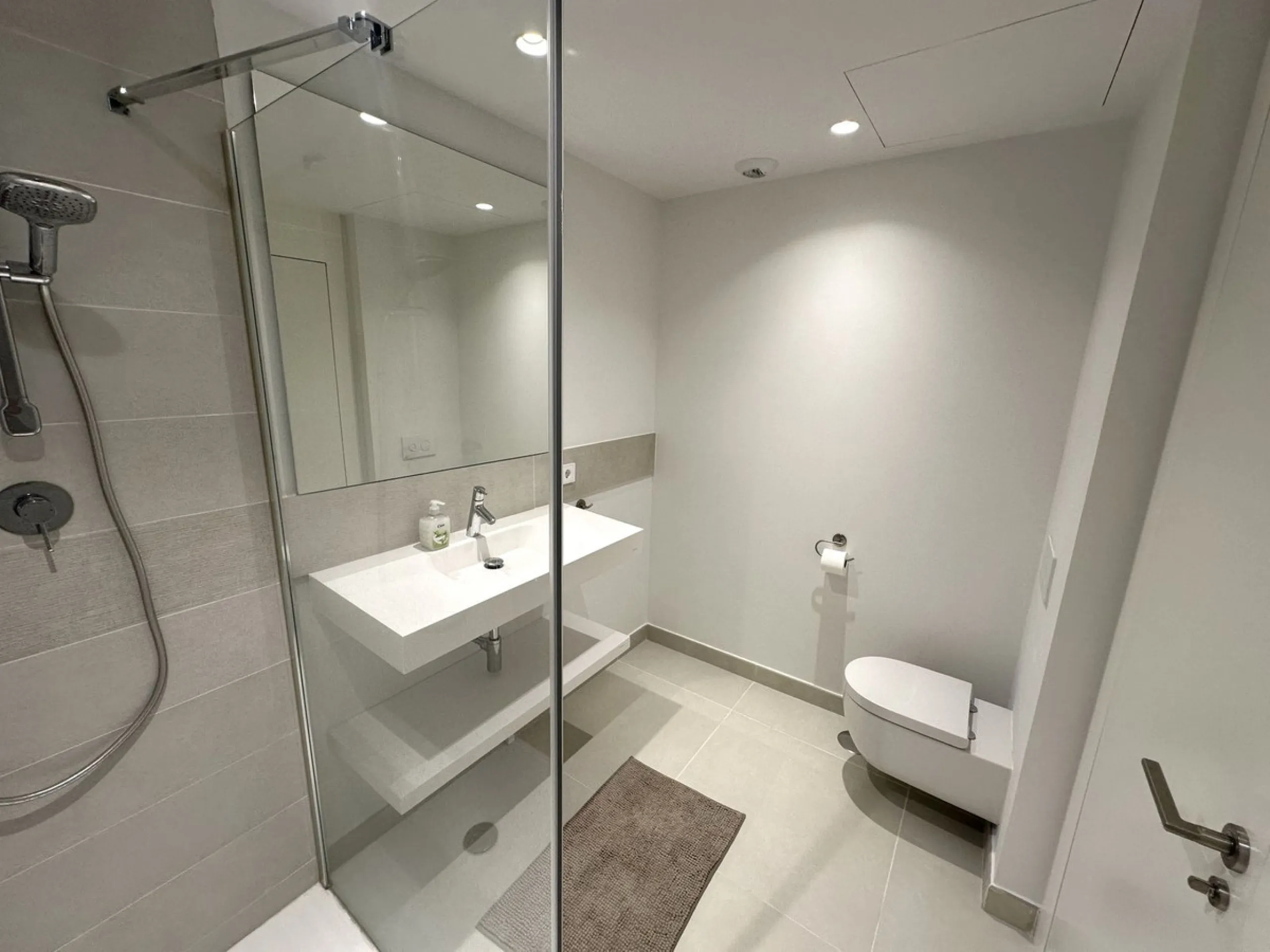 Welcome to this exclusive apartment in the highly sought-after La Reserva del Higuerón – a home that perfectly combines modern design with high comfort.