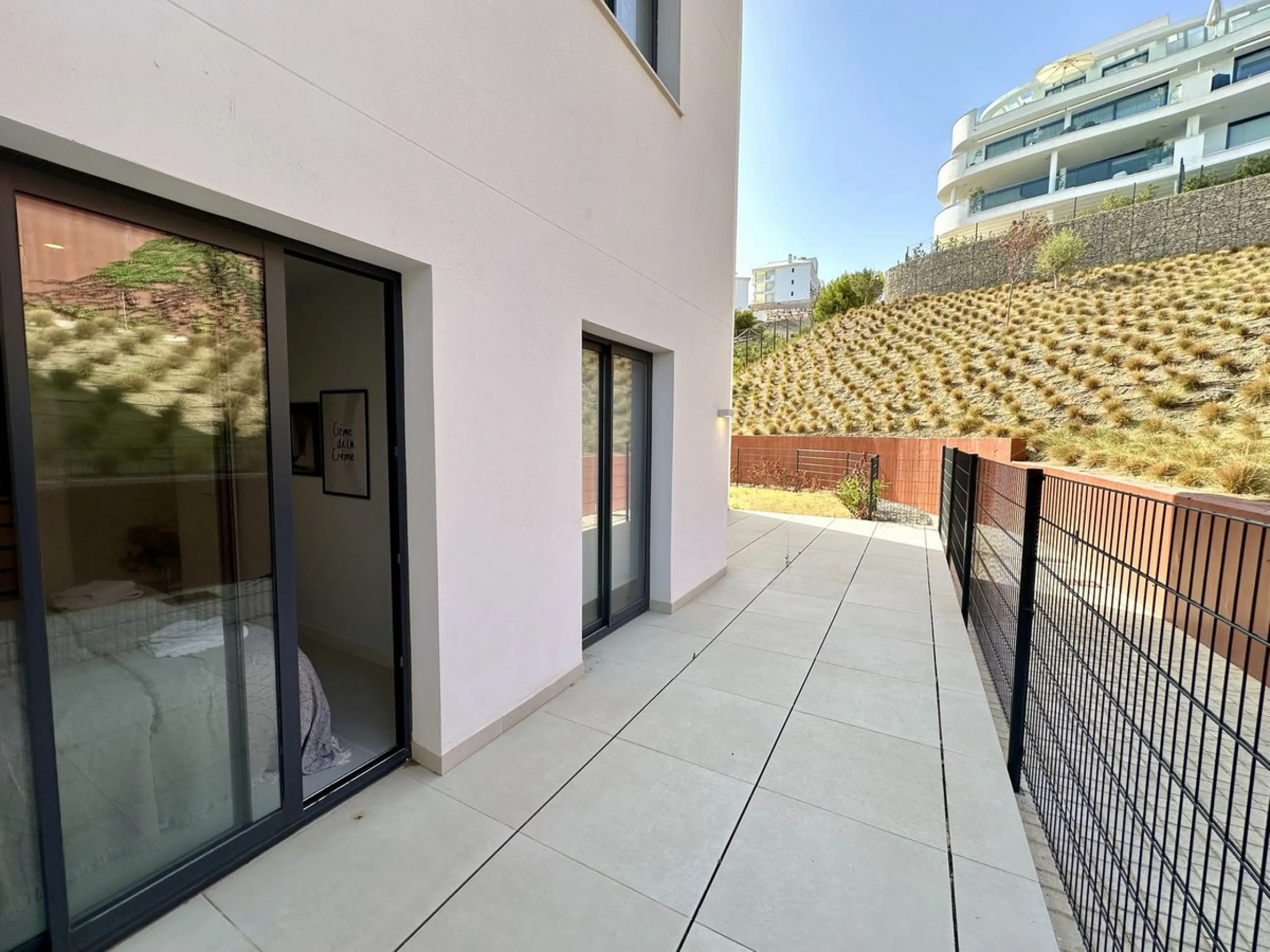 Welcome to this exclusive apartment in the highly sought-after La Reserva del Higuerón – a home that perfectly combines modern design with high comfort.