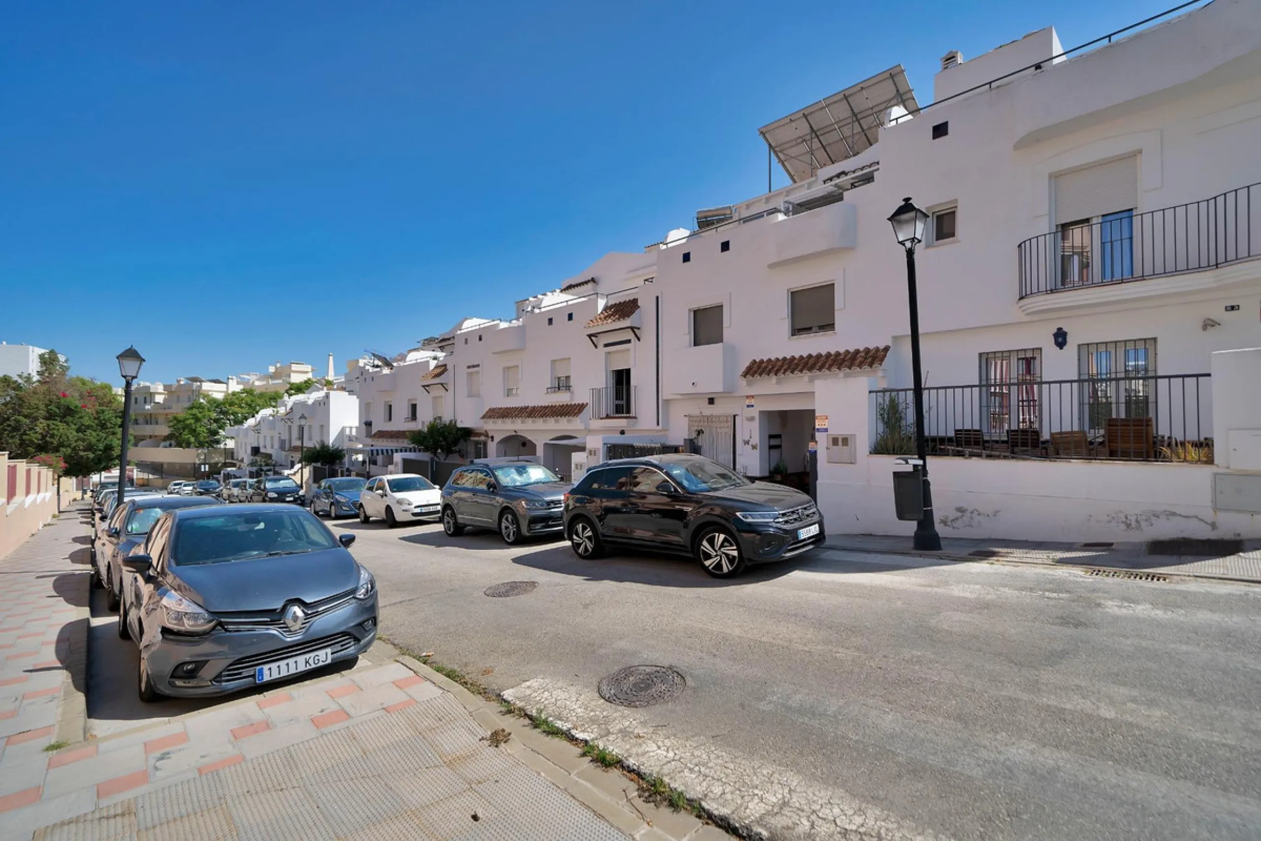 Located in the lower part of Torreblanca, one of the most highly valued areas of the Costa del Sol for its convenience and proximity to the sea, very close to the beach and without hills, this spectacular townhouse combines residential privacy with walkin