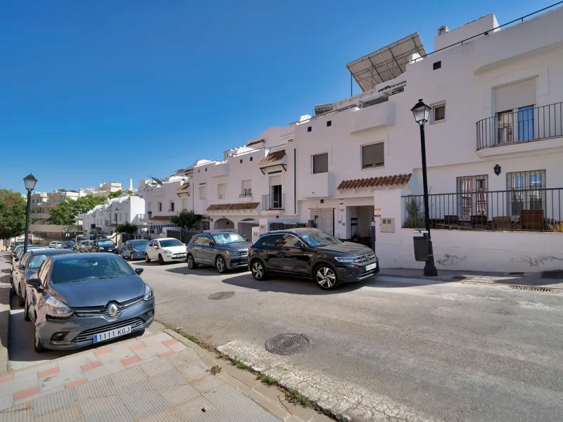 Located in the lower part of Torreblanca, one of the most highly valued areas of the Costa del Sol for its convenience and proximity to the sea, very close to the beach and without hills, this spectacular townhouse combines residential privacy with walkin