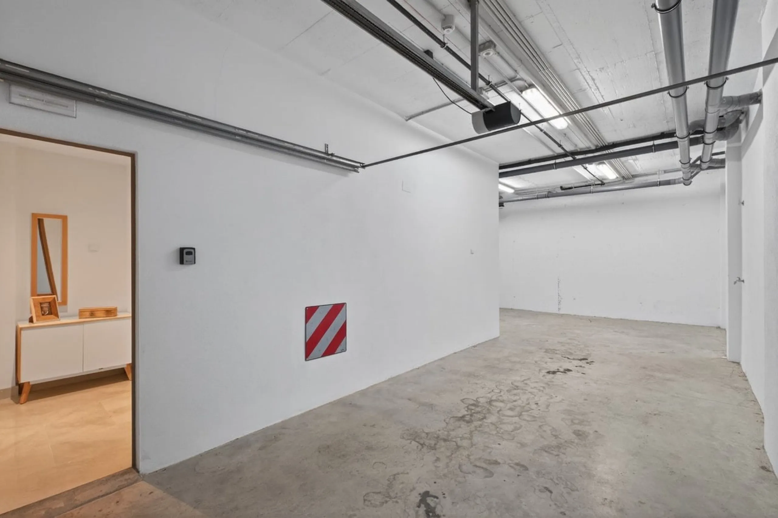 Dieses stilvolle Reihenhaus vereint Wohnraum, Natürlichkeit und modernes Design zu einem komfortablen Zuhause – ideal für den dauerhaften Wohnsitz oder als Ferienwohnung. Marmorböden und ein warmes, zeitgenössisches Ambiente zeichnen es aus