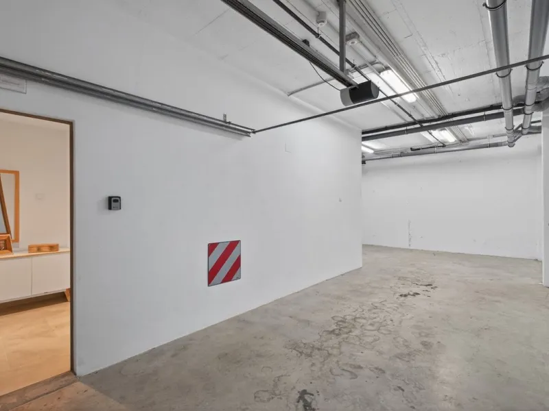 Dieses stilvolle Reihenhaus vereint Wohnraum, Natürlichkeit und modernes Design zu einem komfortablen Zuhause – ideal für den dauerhaften Wohnsitz oder als Ferienwohnung. Marmorböden und ein warmes, zeitgenössisches Ambiente zeichnen es aus