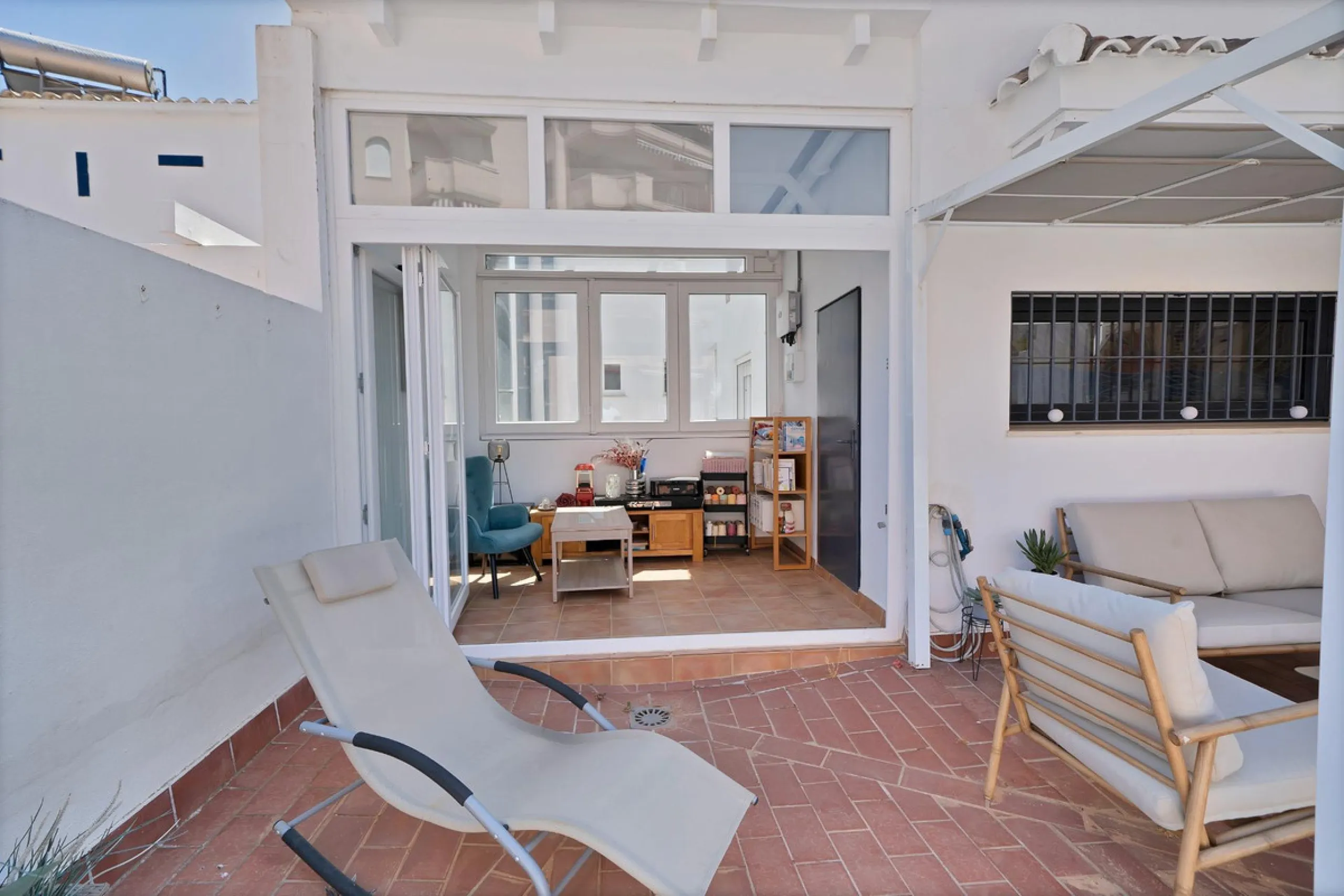 Located in the lower part of Torreblanca, one of the most highly valued areas of the Costa del Sol for its convenience and proximity to the sea, very close to the beach and without hills, this spectacular townhouse combines residential privacy with walkin
