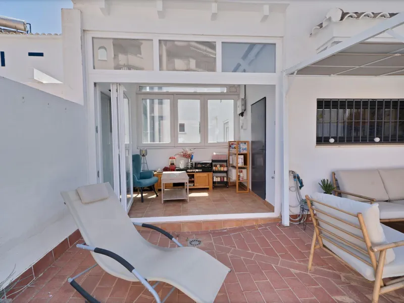 Located in the lower part of Torreblanca, one of the most highly valued areas of the Costa del Sol for its convenience and proximity to the sea, very close to the beach and without hills, this spectacular townhouse combines residential privacy with walkin