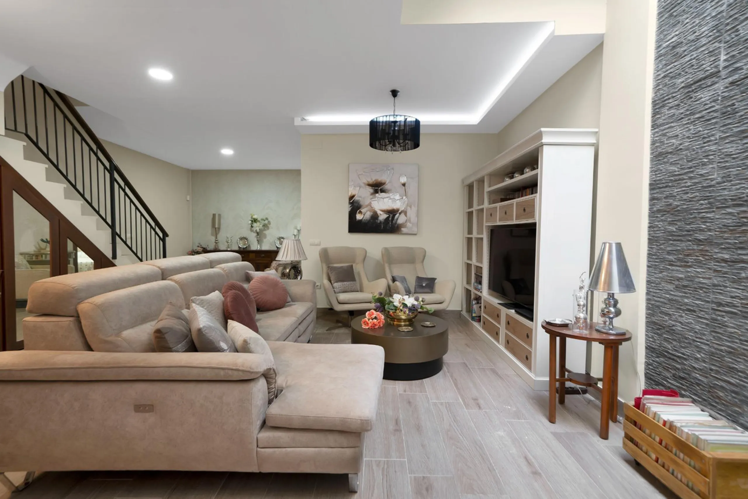 Located in the lower part of Torreblanca, one of the most highly valued areas of the Costa del Sol for its convenience and proximity to the sea, very close to the beach and without hills, this spectacular townhouse combines residential privacy with walkin