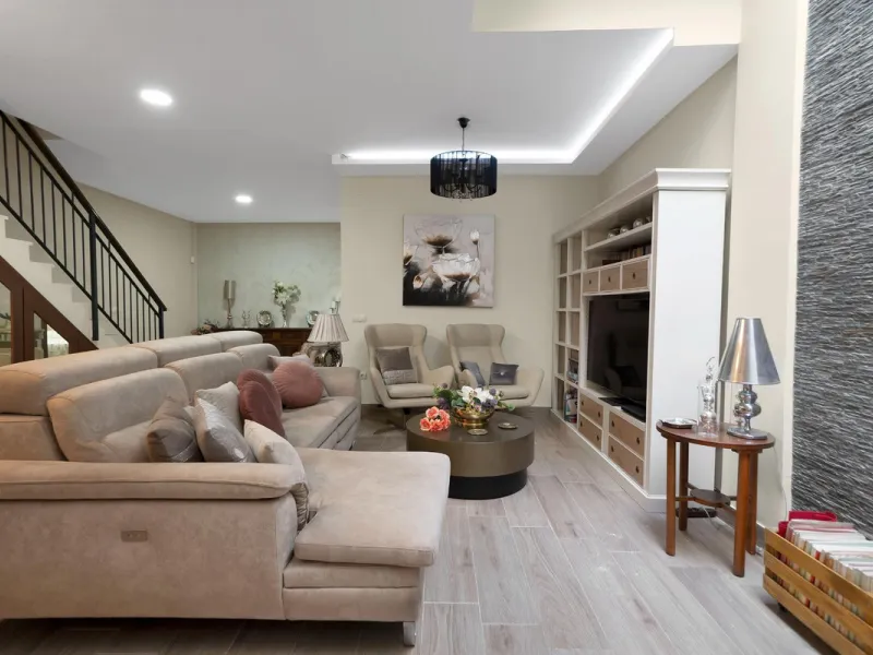 Located in the lower part of Torreblanca, one of the most highly valued areas of the Costa del Sol for its convenience and proximity to the sea, very close to the beach and without hills, this spectacular townhouse combines residential privacy with walkin