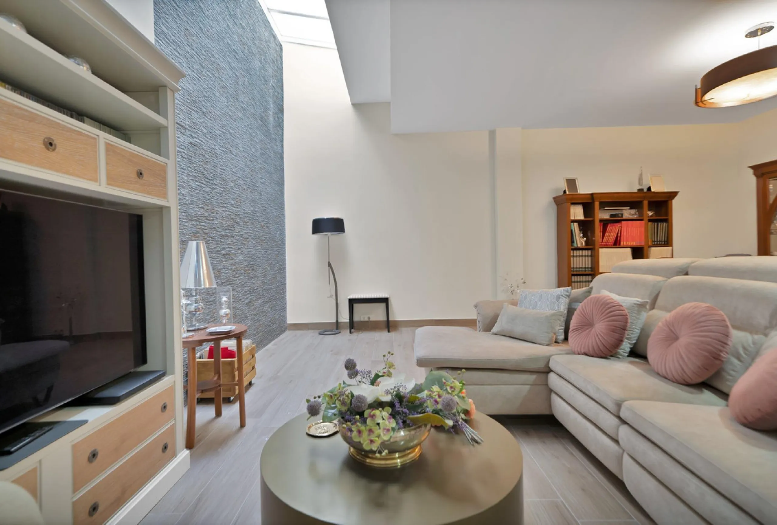 Located in the lower part of Torreblanca, one of the most highly valued areas of the Costa del Sol for its convenience and proximity to the sea, very close to the beach and without hills, this spectacular townhouse combines residential privacy with walkin