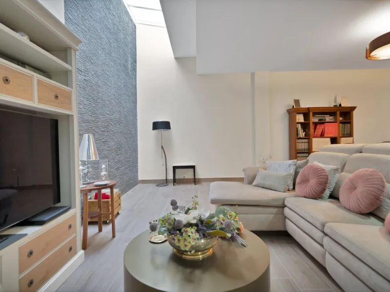 Located in the lower part of Torreblanca, one of the most highly valued areas of the Costa del Sol for its convenience and proximity to the sea, very close to the beach and without hills, this spectacular townhouse combines residential privacy with walkin