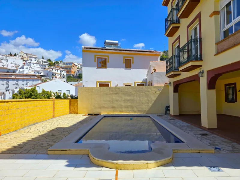Beautifull Three-Story Villa with Spectacular Views in Canillas de Albaida
