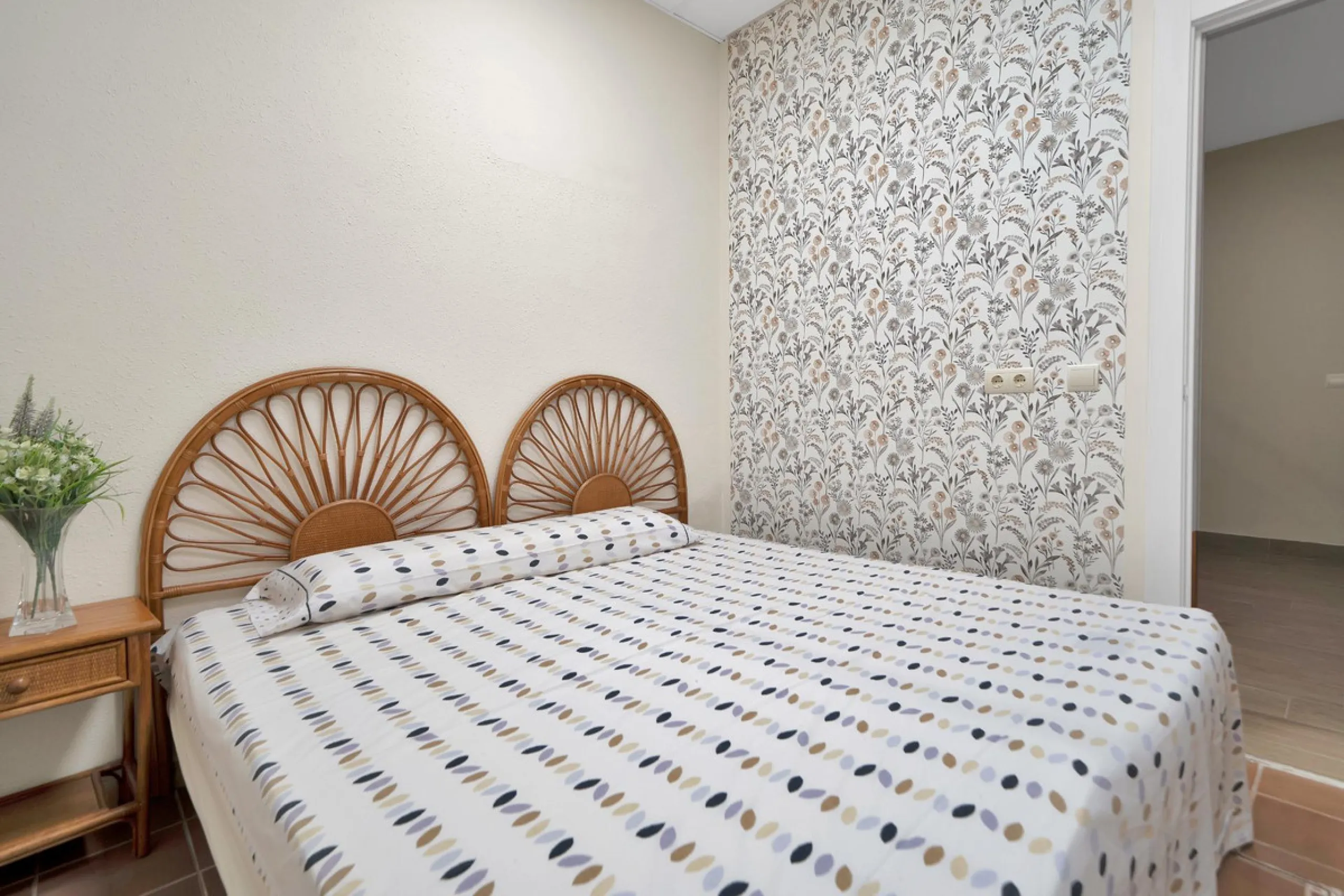 Located in the lower part of Torreblanca, one of the most highly valued areas of the Costa del Sol for its convenience and proximity to the sea, very close to the beach and without hills, this spectacular townhouse combines residential privacy with walkin