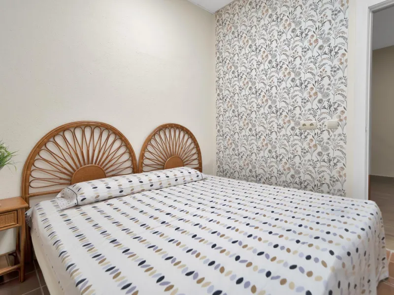 Located in the lower part of Torreblanca, one of the most highly valued areas of the Costa del Sol for its convenience and proximity to the sea, very close to the beach and without hills, this spectacular townhouse combines residential privacy with walkin