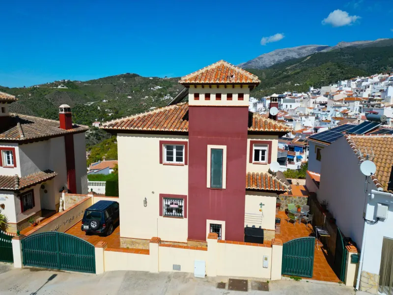 Beautifull Three-Story Villa with Spectacular Views in Canillas de Albaida