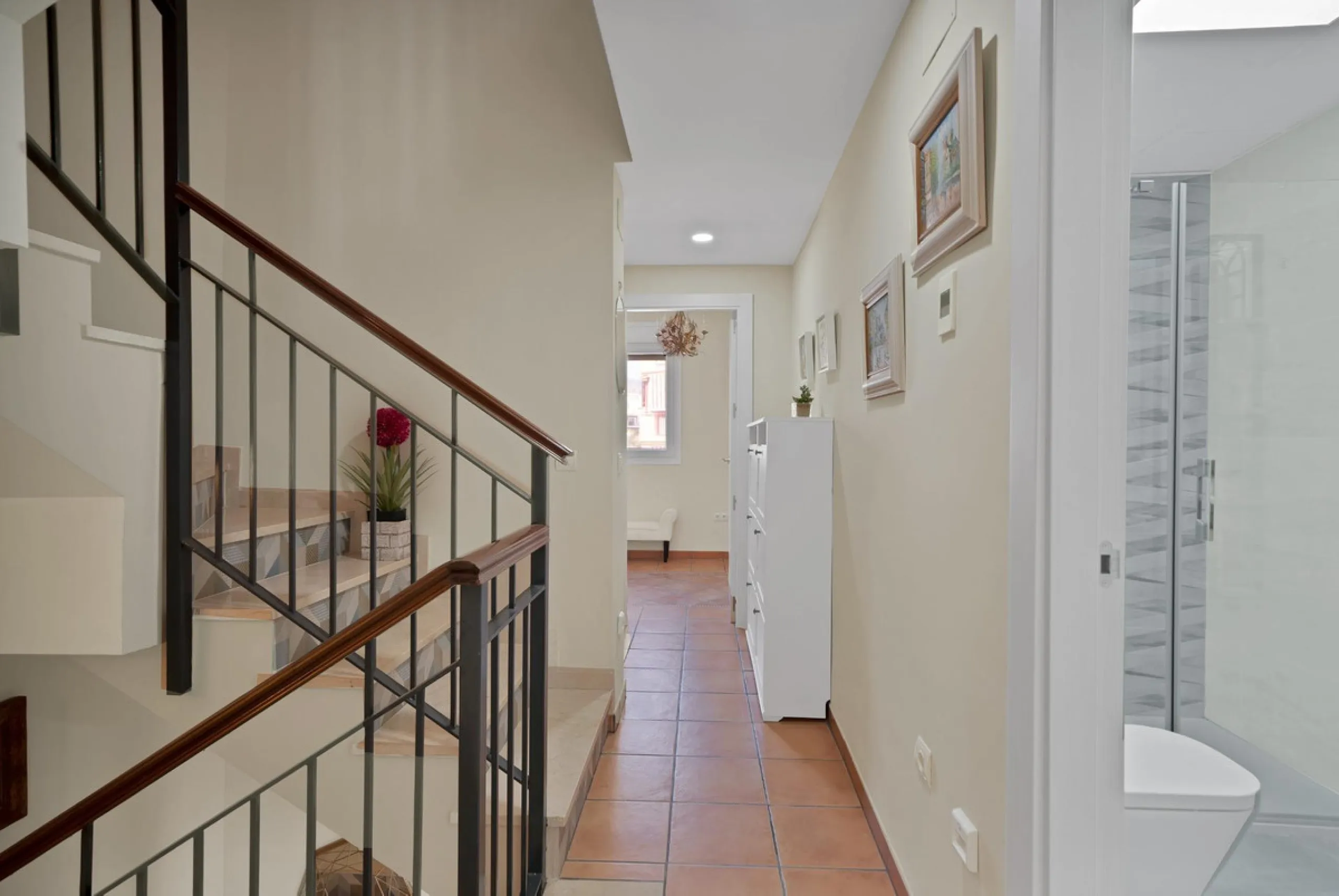 Located in the lower part of Torreblanca, one of the most highly valued areas of the Costa del Sol for its convenience and proximity to the sea, very close to the beach and without hills, this spectacular townhouse combines residential privacy with walkin