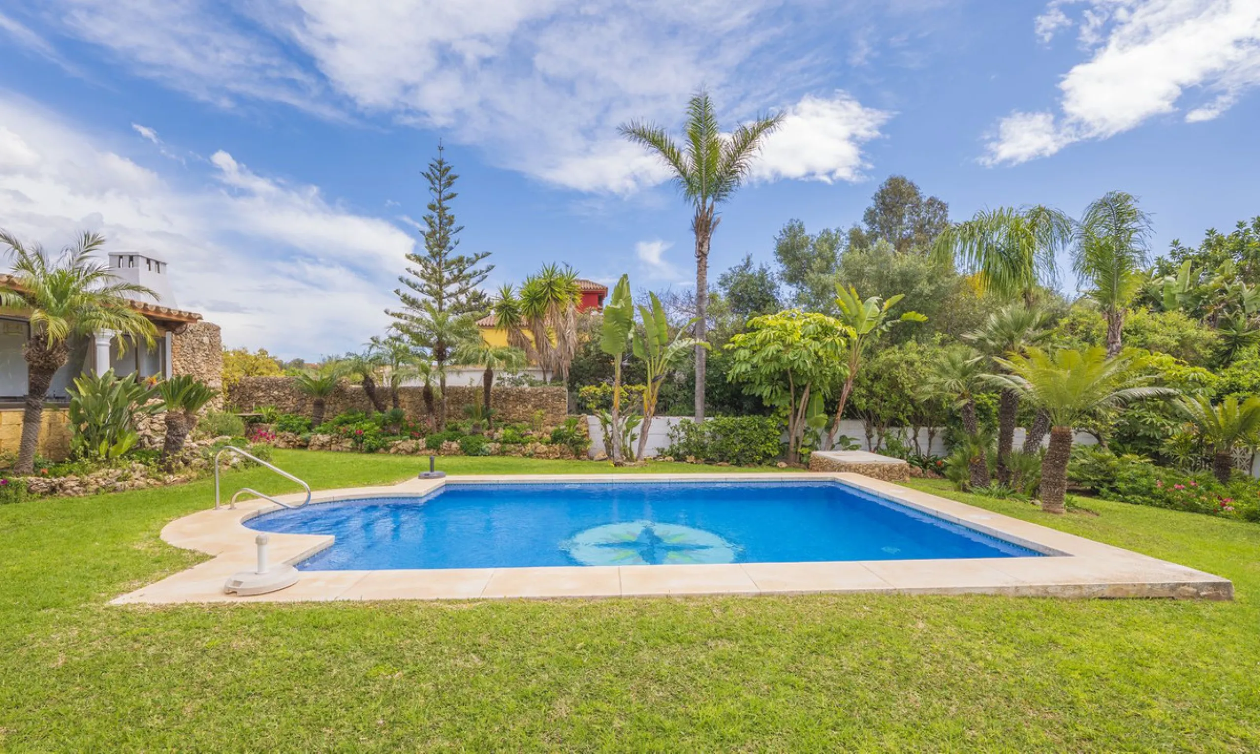 Opportunity at Ricmar, three bedroom One Storey Villa on an ample plot over 1300sqm. Come and assess the possibilities of this property located in a privileged East Marbella area, surrounded by nature and a mere 500m from one of the best beaches in Marbel