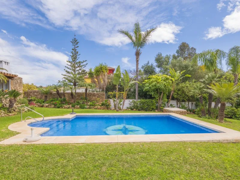 Opportunity at Ricmar, three bedroom One Storey Villa on an ample plot over 1300sqm. Come and assess the possibilities of this property located in a privileged East Marbella area, surrounded by nature and a mere 500m from one of the best beaches in Marbel