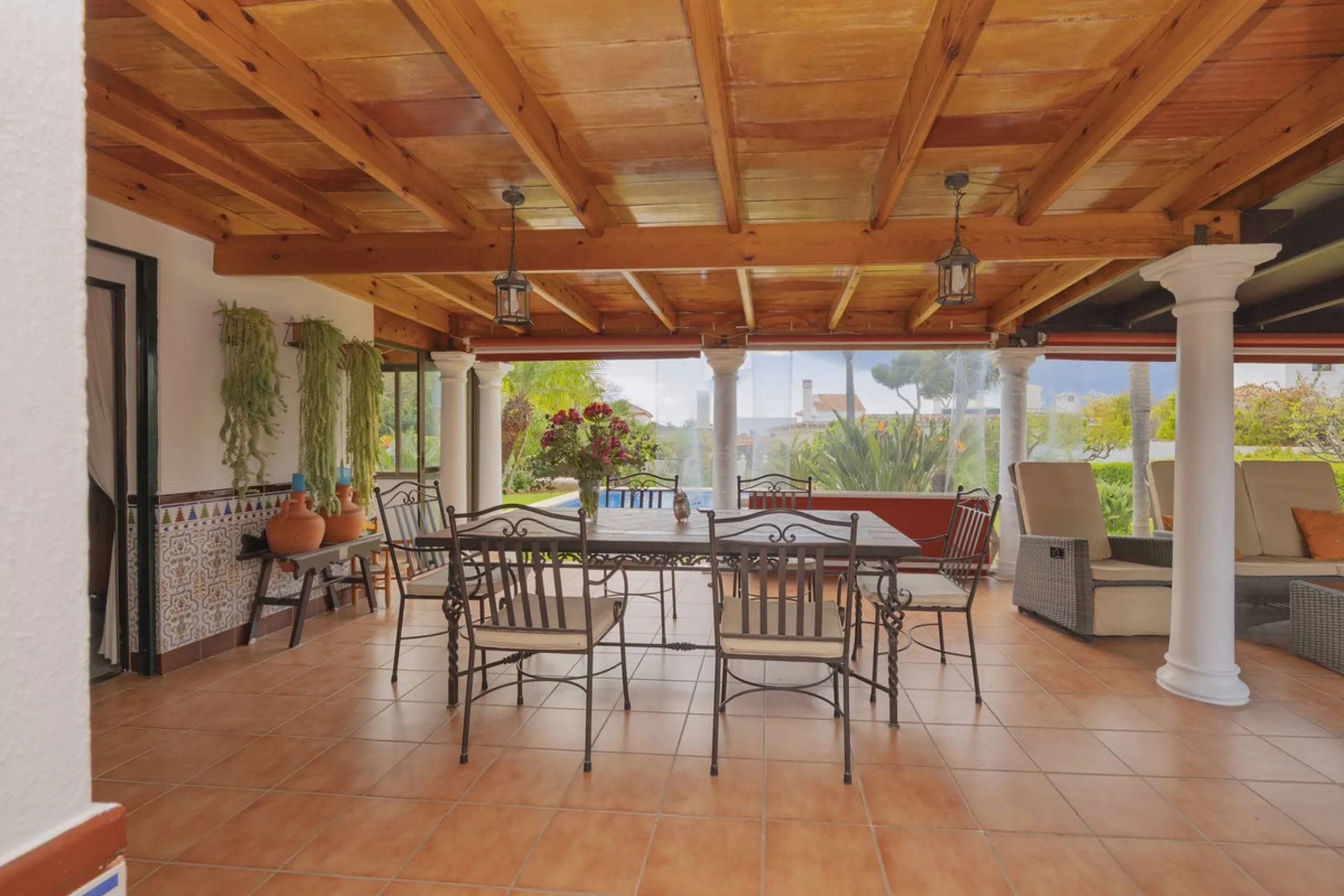 Opportunity at Ricmar, three bedroom One Storey Villa on an ample plot over 1300sqm. Come and assess the possibilities of this property located in a privileged East Marbella area, surrounded by nature and a mere 500m from one of the best beaches in Marbel
