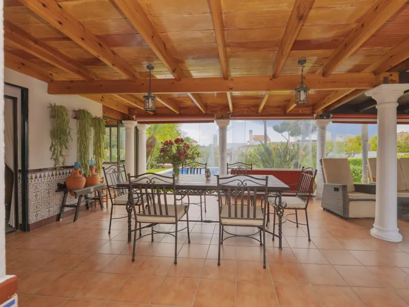 Opportunity at Ricmar, three bedroom One Storey Villa on an ample plot over 1300sqm. Come and assess the possibilities of this property located in a privileged East Marbella area, surrounded by nature and a mere 500m from one of the best beaches in Marbel