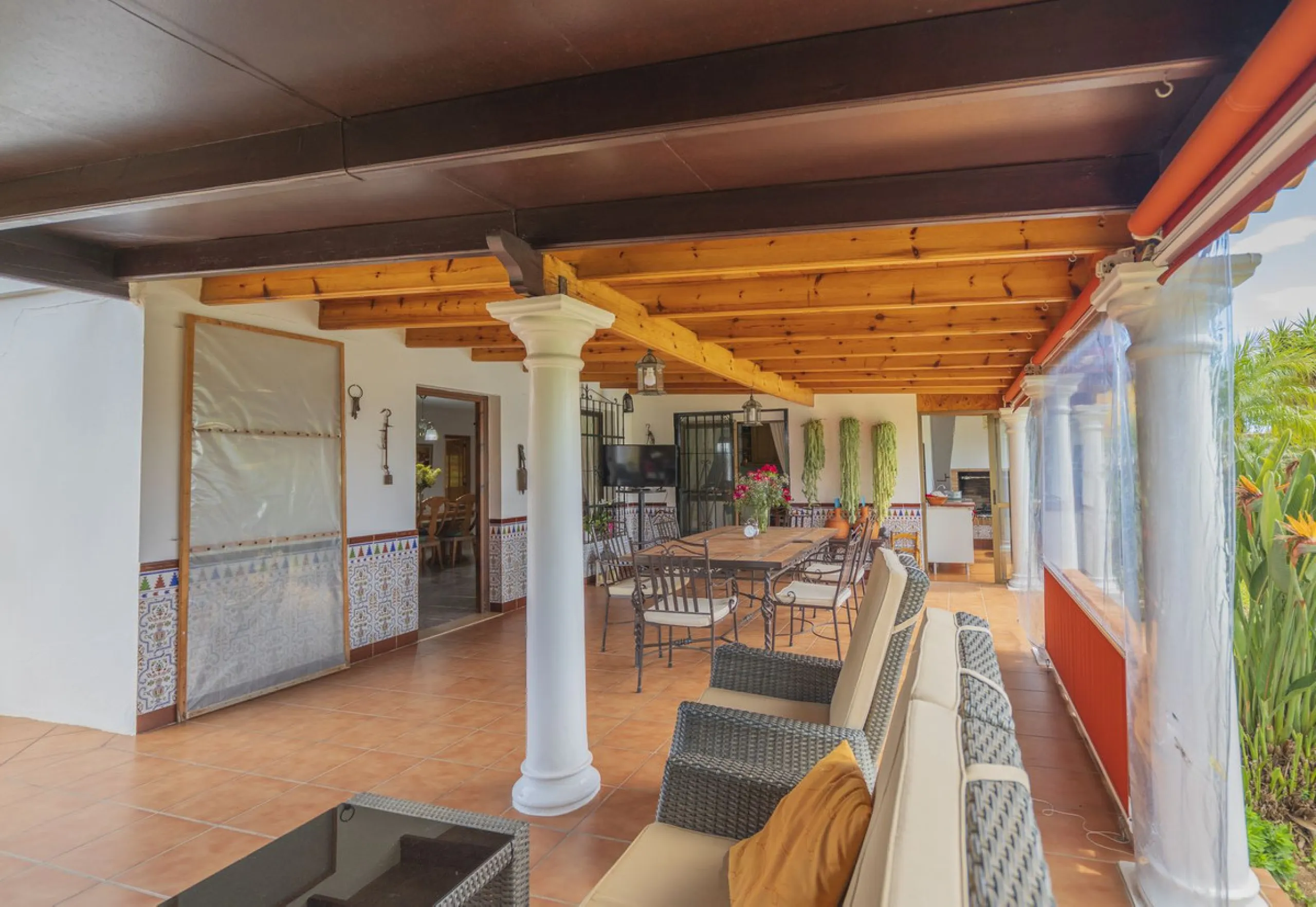 Opportunity at Ricmar, three bedroom One Storey Villa on an ample plot over 1300sqm. Come and assess the possibilities of this property located in a privileged East Marbella area, surrounded by nature and a mere 500m from one of the best beaches in Marbel