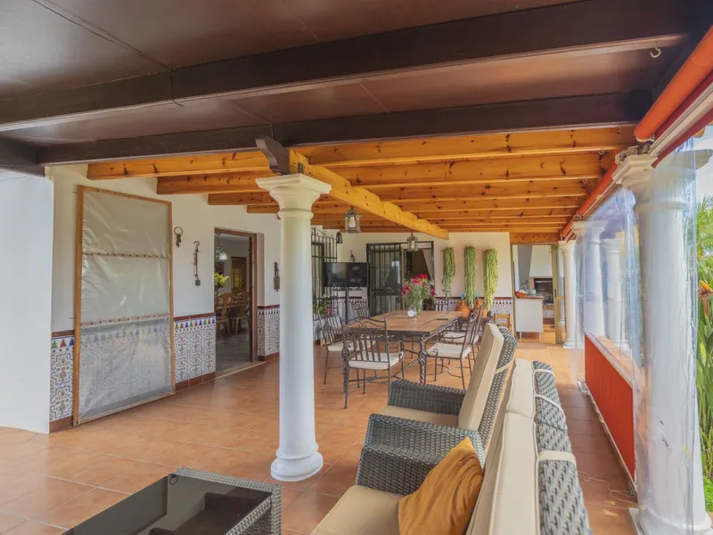 Opportunity at Ricmar, three bedroom One Storey Villa on an ample plot over 1300sqm. Come and assess the possibilities of this property located in a privileged East Marbella area, surrounded by nature and a mere 500m from one of the best beaches in Marbel