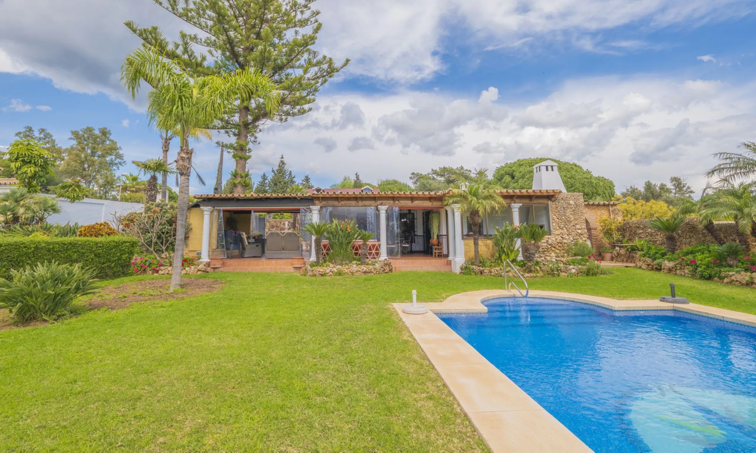 Opportunity at Ricmar, three bedroom One Storey Villa on an ample plot over 1300sqm. Come and assess the possibilities of this property located in a privileged East Marbella area, surrounded by nature and a mere 500m from one of the best beaches in Marbel