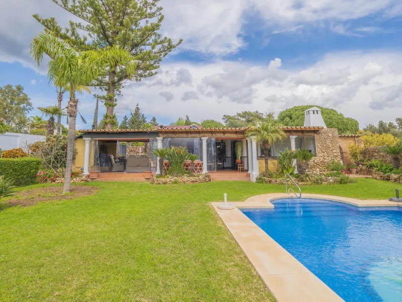 Opportunity at Ricmar, three bedroom One Storey Villa on an ample plot over 1300sqm. Come and assess the possibilities of this property located in a privileged East Marbella area, surrounded by nature and a mere 500m from one of the best beaches in Marbel