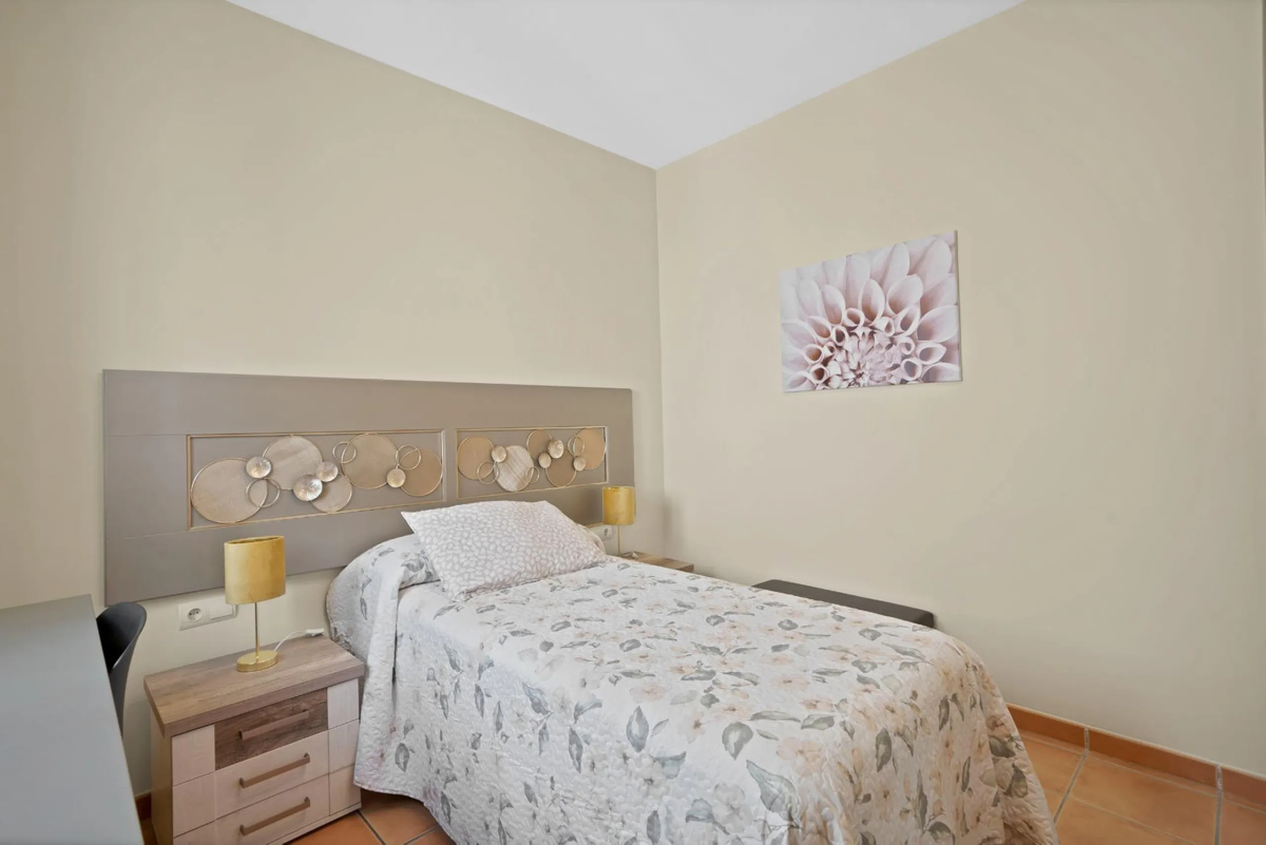 Located in the lower part of Torreblanca, one of the most highly valued areas of the Costa del Sol for its convenience and proximity to the sea, very close to the beach and without hills, this spectacular townhouse combines residential privacy with walkin