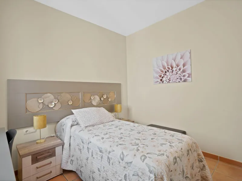 Located in the lower part of Torreblanca, one of the most highly valued areas of the Costa del Sol for its convenience and proximity to the sea, very close to the beach and without hills, this spectacular townhouse combines residential privacy with walkin
