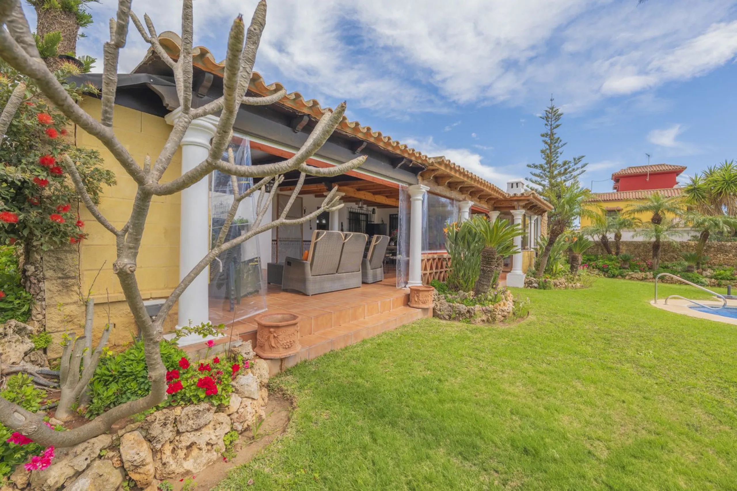Opportunity at Ricmar, three bedroom One Storey Villa on an ample plot over 1300sqm. Come and assess the possibilities of this property located in a privileged East Marbella area, surrounded by nature and a mere 500m from one of the best beaches in Marbel