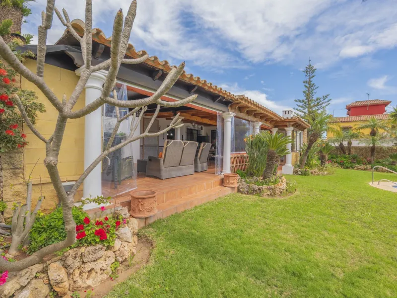 Opportunity at Ricmar, three bedroom One Storey Villa on an ample plot over 1300sqm. Come and assess the possibilities of this property located in a privileged East Marbella area, surrounded by nature and a mere 500m from one of the best beaches in Marbel