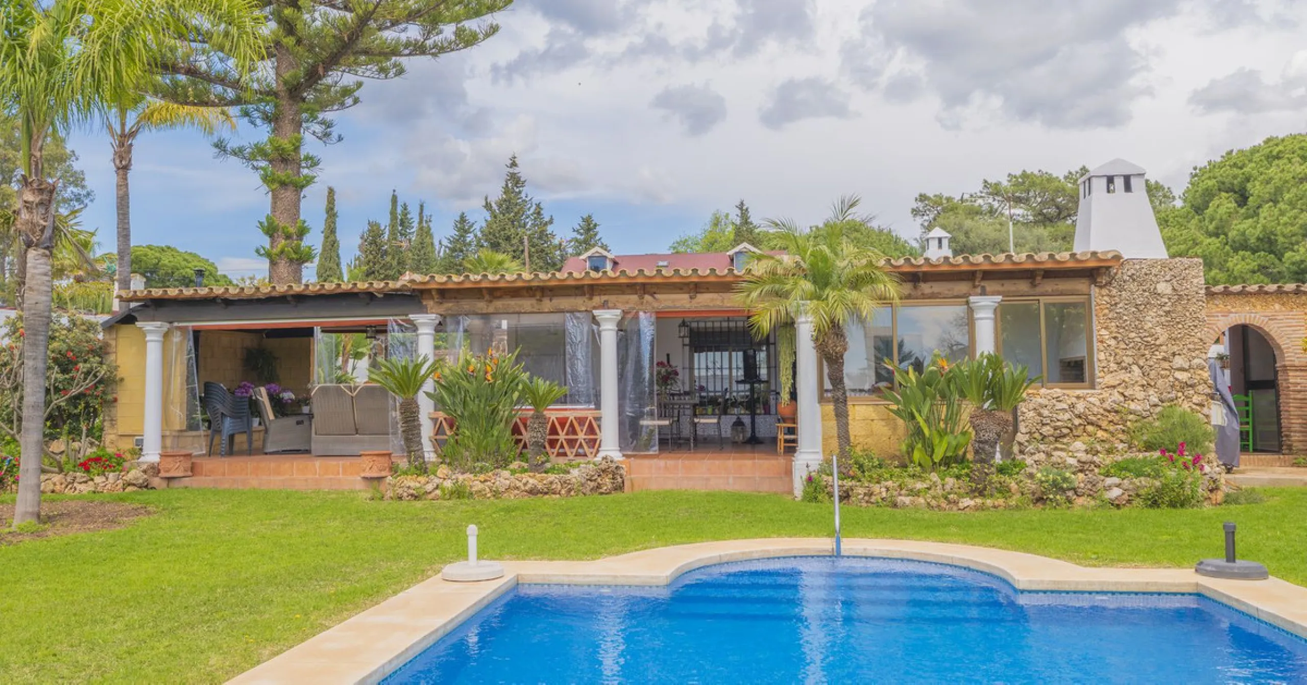 Opportunity at Ricmar, three bedroom One Storey Villa on an ample plot over 1300sqm. Come and assess the possibilities of this property located in a privileged East Marbella area, surrounded by nature and a mere 500m from one of the best beaches in Marbel