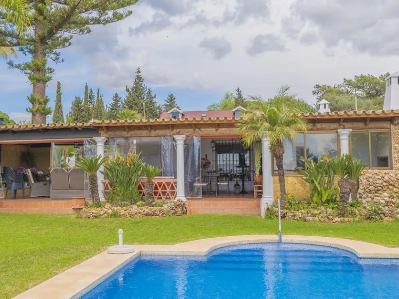 Opportunity at Ricmar, three bedroom One Storey Villa on an ample plot over 1300sqm. Come and assess the possibilities of this property located in a privileged East Marbella area, surrounded by nature and a mere 500m from one of the best beaches in Marbel