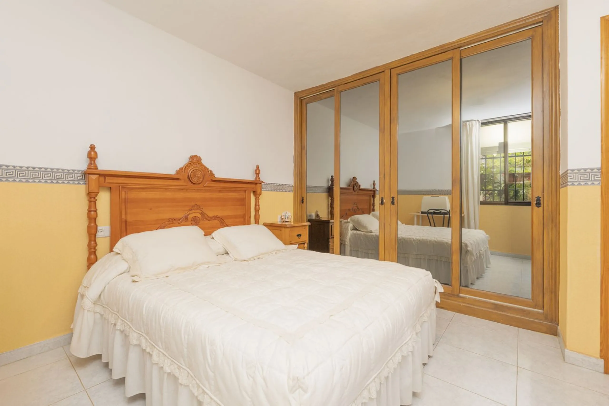 Opportunity at Ricmar, three bedroom One Storey Villa on an ample plot over 1300sqm. Come and assess the possibilities of this property located in a privileged East Marbella area, surrounded by nature and a mere 500m from one of the best beaches in Marbel