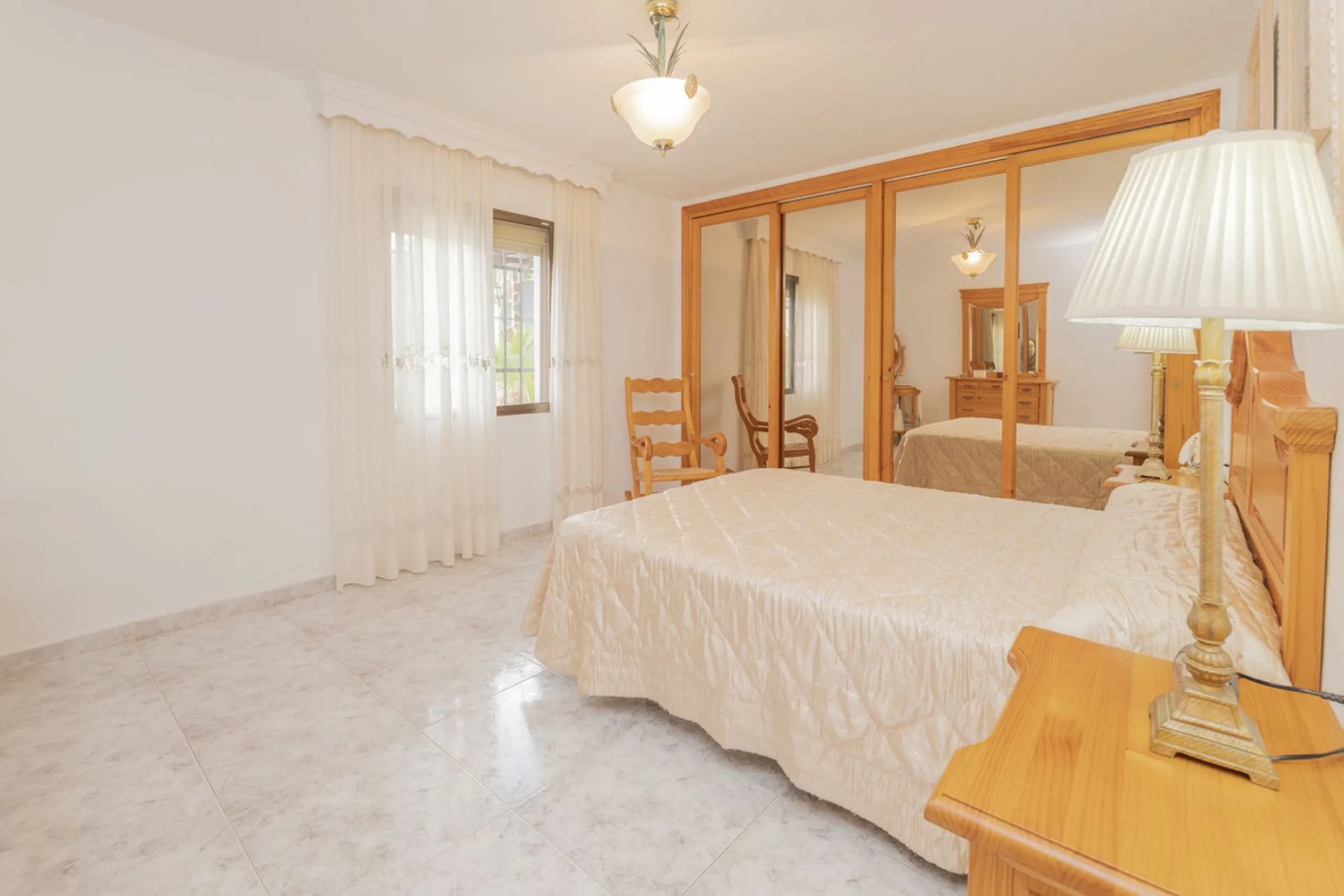 Opportunity at Ricmar, three bedroom One Storey Villa on an ample plot over 1300sqm. Come and assess the possibilities of this property located in a privileged East Marbella area, surrounded by nature and a mere 500m from one of the best beaches in Marbel