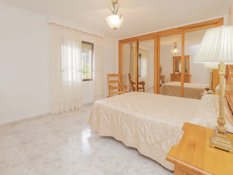Opportunity at Ricmar, three bedroom One Storey Villa on an ample plot over 1300sqm. Come and assess the possibilities of this property located in a privileged East Marbella area, surrounded by nature and a mere 500m from one of the best beaches in Marbel