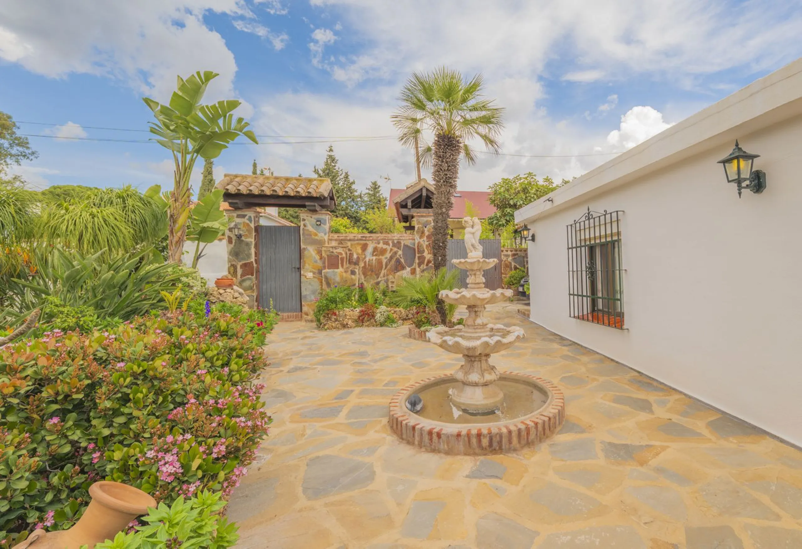 Opportunity at Ricmar, three bedroom One Storey Villa on an ample plot over 1300sqm. Come and assess the possibilities of this property located in a privileged East Marbella area, surrounded by nature and a mere 500m from one of the best beaches in Marbel