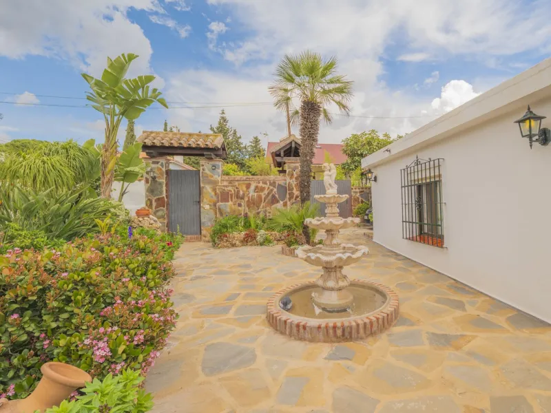 Opportunity at Ricmar, three bedroom One Storey Villa on an ample plot over 1300sqm. Come and assess the possibilities of this property located in a privileged East Marbella area, surrounded by nature and a mere 500m from one of the best beaches in Marbel
