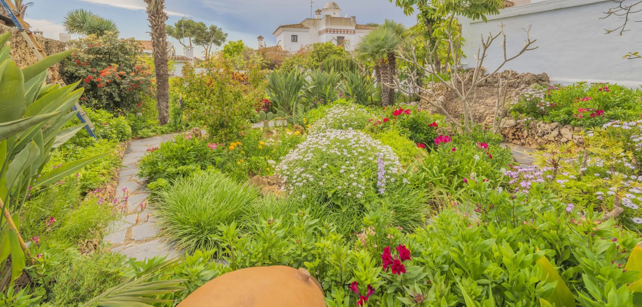 Opportunity at Ricmar, three bedroom One Storey Villa on an ample plot over 1300sqm. Come and assess the possibilities of this property located in a privileged East Marbella area, surrounded by nature and a mere 500m from one of the best beaches in Marbel