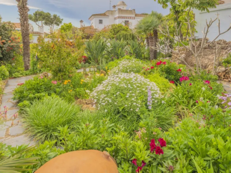 Opportunity at Ricmar, three bedroom One Storey Villa on an ample plot over 1300sqm. Come and assess the possibilities of this property located in a privileged East Marbella area, surrounded by nature and a mere 500m from one of the best beaches in Marbel