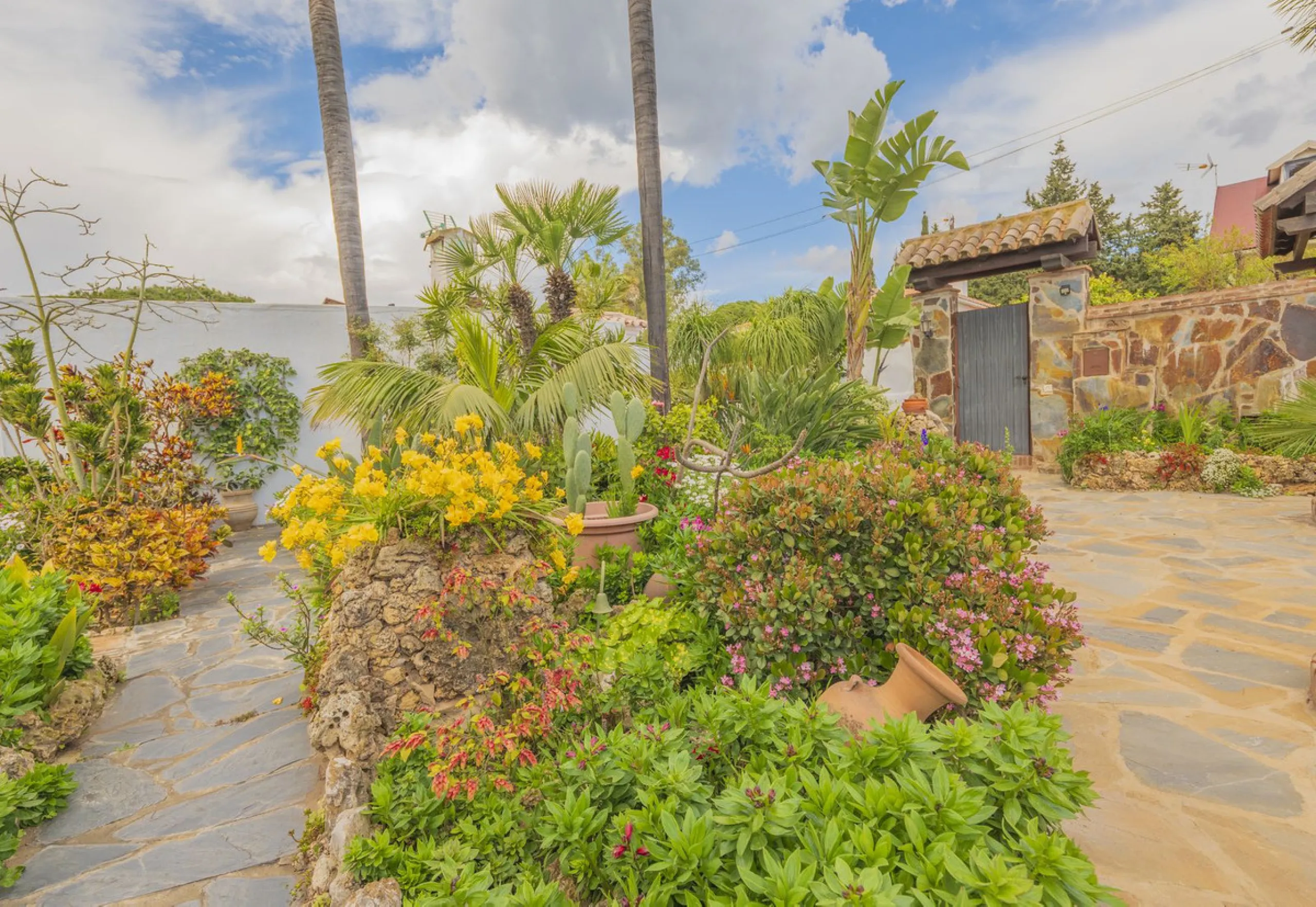 Opportunity at Ricmar, three bedroom One Storey Villa on an ample plot over 1300sqm. Come and assess the possibilities of this property located in a privileged East Marbella area, surrounded by nature and a mere 500m from one of the best beaches in Marbel