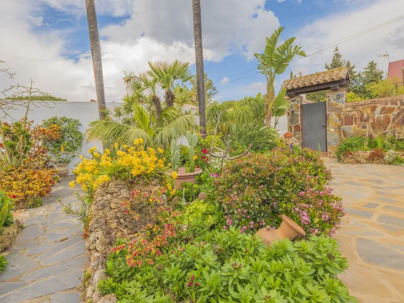 Opportunity at Ricmar, three bedroom One Storey Villa on an ample plot over 1300sqm. Come and assess the possibilities of this property located in a privileged East Marbella area, surrounded by nature and a mere 500m from one of the best beaches in Marbel