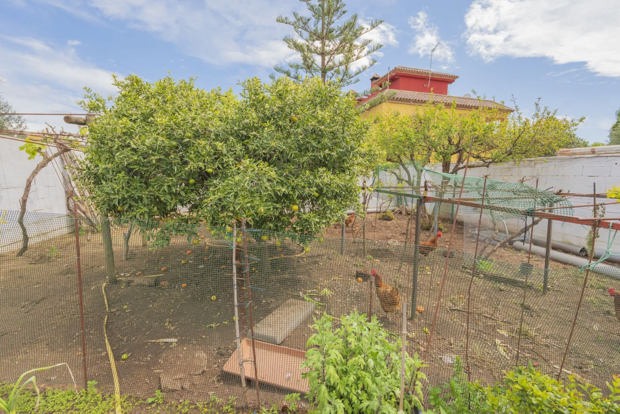 Opportunity at Ricmar, three bedroom One Storey Villa on an ample plot over 1300sqm. Come and assess the possibilities of this property located in a privileged East Marbella area, surrounded by nature and a mere 500m from one of the best beaches in Marbel