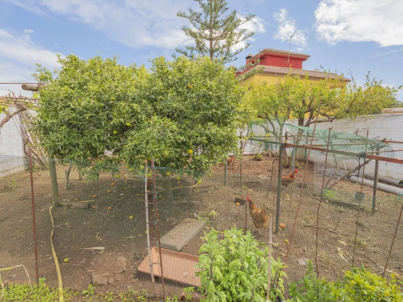 Opportunity at Ricmar, three bedroom One Storey Villa on an ample plot over 1300sqm. Come and assess the possibilities of this property located in a privileged East Marbella area, surrounded by nature and a mere 500m from one of the best beaches in Marbel