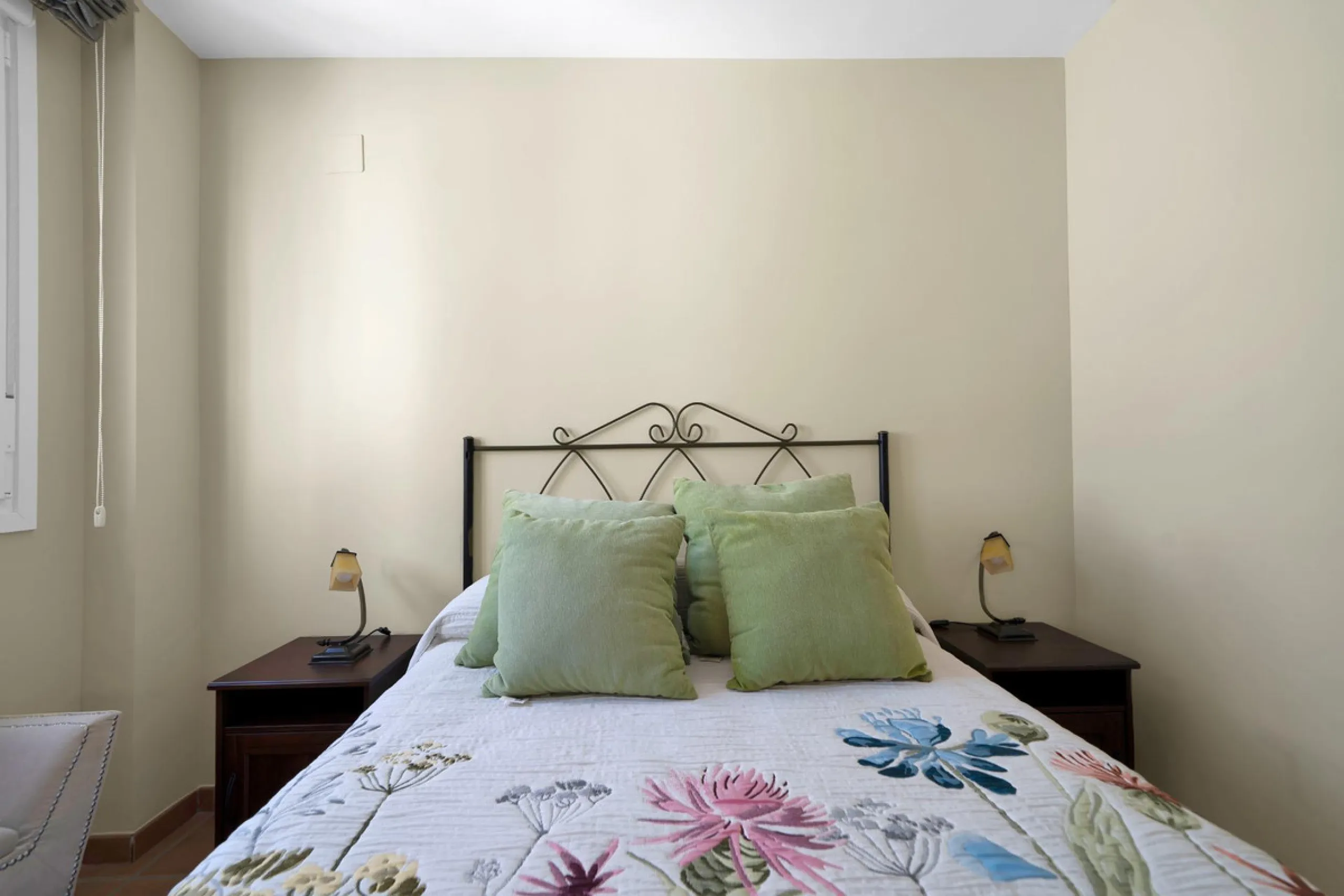 Located in the lower part of Torreblanca, one of the most highly valued areas of the Costa del Sol for its convenience and proximity to the sea, very close to the beach and without hills, this spectacular townhouse combines residential privacy with walkin