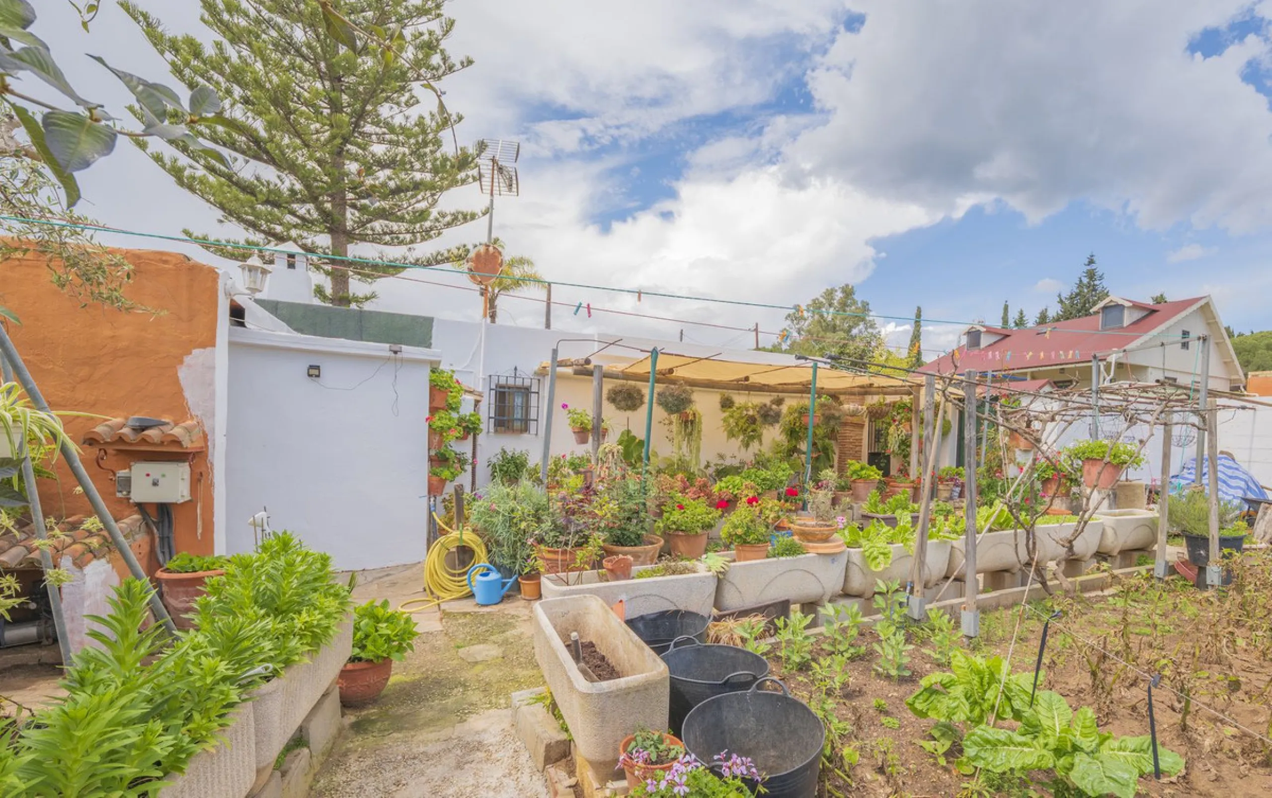 Opportunity at Ricmar, three bedroom One Storey Villa on an ample plot over 1300sqm. Come and assess the possibilities of this property located in a privileged East Marbella area, surrounded by nature and a mere 500m from one of the best beaches in Marbel